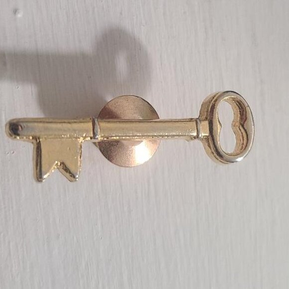 Skeleton Key Vintage Gold Lapel Pin Tie Tack Brooch - Club Locksmith Member Pin - Picture 1 of 4